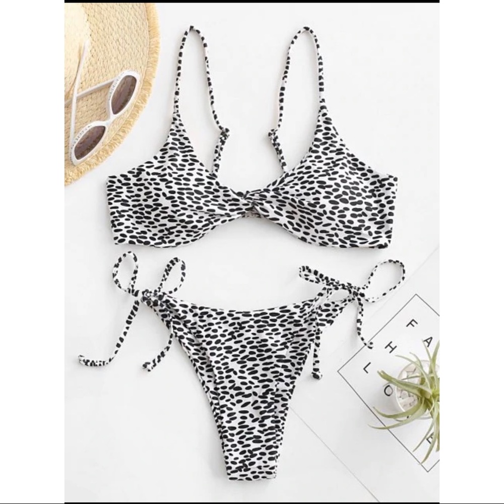 *NEW- NEVER WORN* Spotted Twist Front Bikini Set